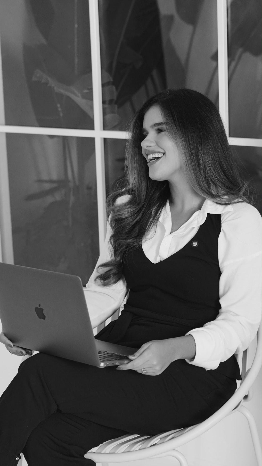 Laura Lopes, advogada criminalista e mentora, em retrato editorial preto e branco